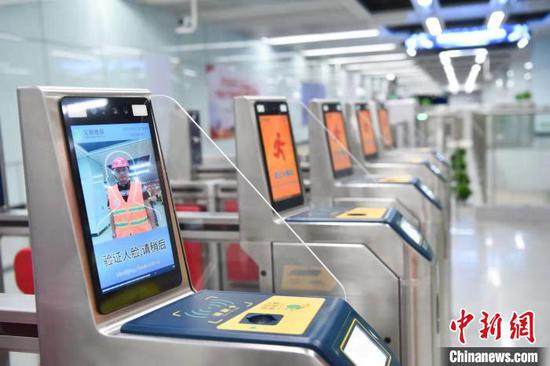 Η τεχνολογία Face ID (人脸识别 rén liǎn shíbié) υιοθετείται από τη γραμμή 20 (20号线hào xiàn) του Μετρό (地铁 dìtiě). (Η φωτογραφία παρέχεται από την Shenzhen Metro)