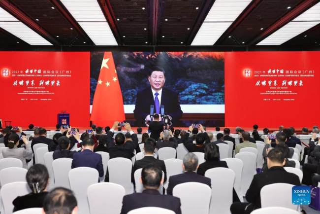 Ο Κινέζος Πρόεδρος Σι Τζινπίνγκ ενώ εκφωνεί ομιλία μέσω σύνδεσης βίντεο στην τελετή έναρξης της Διάσκεψης Κατανόησης της Κίνας 2021 (Γκουανγκτζόου), στο Πεκίνο, πρωτεύουσα της Κίνας, στις 2 Δεκεμβρίου 2021. (φωτογραφία/Xinhua)