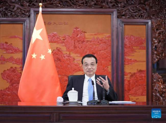Ο Κινέζος πρωθυπουργός Λι Κετσιάνγκ παρευρίσκεται σε συνάντηση μέσω σύνδεσης βίντεο με τον πρόεδρο της Παγκόσμιας Τράπεζας Ντέιβιντ Μάλπας, στο Πεκίνο, πρωτεύουσα της Κίνας, 13 Δεκεμβρίου 2021. (φωτογραφία / Xinhua)