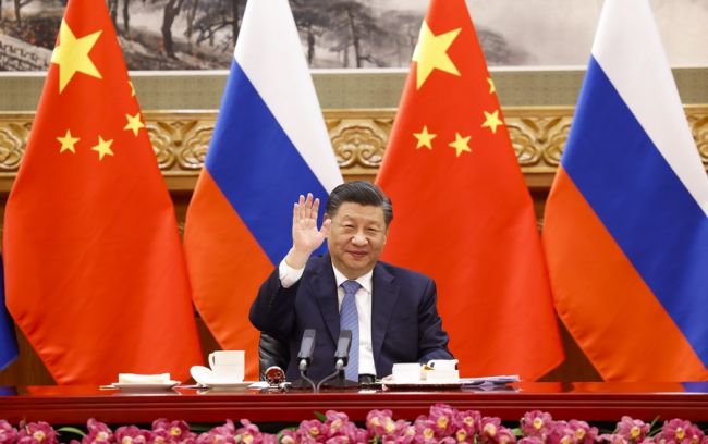 Ο Κινέζος πρόεδρος Σι Τζινπίνγκ πραγματοποιεί συνάντηση μέσω σύνδεσης βίντεο με τον Ρώσο Πρόεδρο Βλαντιμίρ Πούτιν στο Πεκίνο, πρωτεύουσα της Κίνας, 15 Δεκεμβρίου 2021. (φωτογραφία/Xinhua)