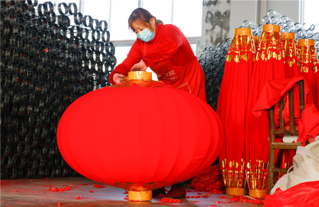 Φτιάχνοντας φανάρια σε ένα εργοστάσιο στο στο Χεφέι, στην επαρχία Ανχούι της Ανατολικής Κίνας, στις 15 Δεκεμβρίου 2021. [Photo / IC] 