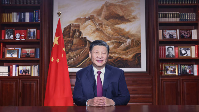 Ο Κινέζος πρόεδρος Σι Τζινπίνγκ εκφωνεί την πρωτοχρονιάτικη ομιλία του 2022 μέσω του China Media Group και του Διαδικτύου την παραμονή της Πρωτοχρονιάς.