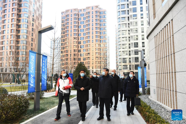 Ο Κινέζος Πρόεδρος Σι Τζινπίνγκ, επισκέπτεται το χωριό των αθλητών στο Πεκίνο, πρωτεύουσα της Κίνας, στις 4 Ιανουαρίου 2022, κατά την επιθεώρησή του για τις προετοιμασίες για τους Χειμερινούς Ολυμπιακούς και Παραολυμπιακούς Αγώνες του 2022 στο Πεκίνο την Τρίτη. (φωτογραφία / Xinhua)