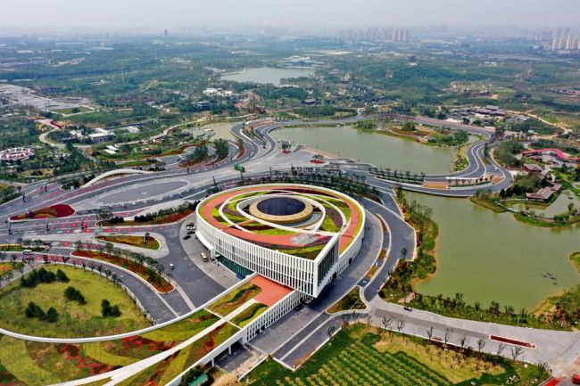 Αεροφωτογραφία που τραβήχτηκε στις 26 Ιουλίου 2021 δείχνει το τοπίο του έργου Τανγκσάν Χουαχάι στην πόλη Τανγκσάν, στην επαρχία Χεμπέι της βόρειας Κίνας. (φωτογραφία/Xinhua)