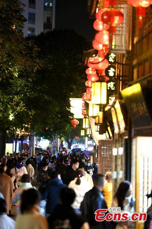 Ο κόσμος χαίρεται την νυχτερινή ομορφιά του φωτισμένου Φουτζιέν κάνοντας βόλτα στα μαγαζιά.
