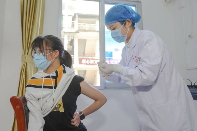 Μια κοπέλα ενώ εμβολιάζεται για τον καρκίνο του τραχήλου της μήτρας στην κομητεία Τζινγκ’αν στο Γιτσούν της επαρχίας Τζιανγκσί στις 10 Απριλίου 2021. [Φωτογραφία/VCG]