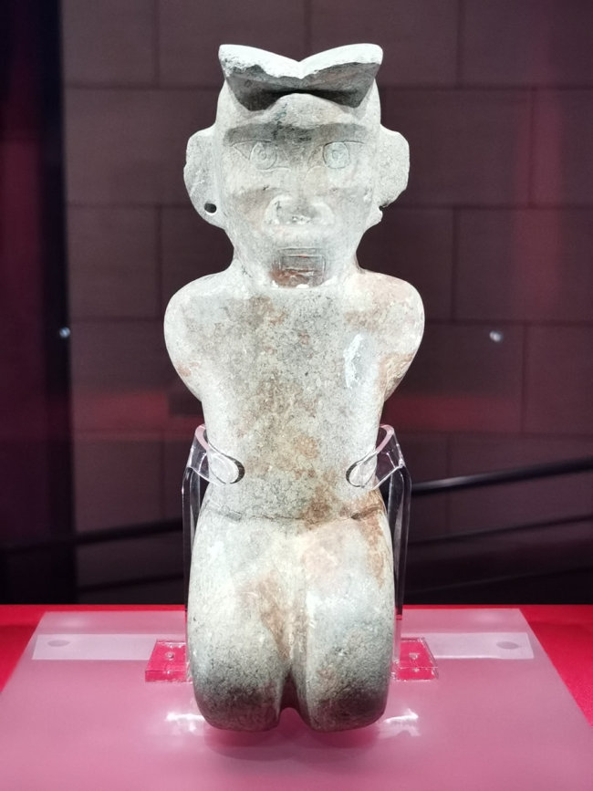 Μια γονατισμένη πέτρινη ανθρώπινη φιγούρα που ανακαλύφθηκε στην Τζινσά βρίσκεται τώρα στο Μουσείο Αρχαιολογικού Τόπου Τζινσά. [Η φωτογραφία παρέχεται στην China Daily]