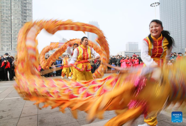 Λαϊκοί καλλιτέχνες εκτελούν τον χορό του δράκου στην πόλη Λιανγιουνγκάνγκ, στην επαρχία Τζιανγκσού της ανατολικής Κίνας, 13 Φεβρουαρίου 2022.