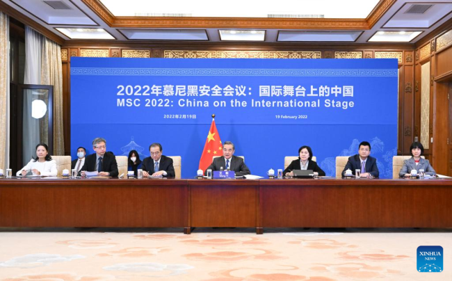 Ο Κινέζος Κρατικός Σύμβουλος και Υπουργός Εξωτερικών Γουάνγκ Γι εκφωνεί κεντρική ομιλία στην 58η Διάσκεψη του Μονάχου για την Ασφάλεια (MSC) μέσω τηλεδιάσκεψης στο Πεκίνο, πρωτεύουσα της Κίνας, 19 Φεβρουαρίου 2022. (φωτογραφία/Xinhua)