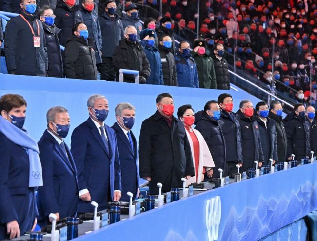 Οι ηγέτες του Κομμουνιστικού Κόμματος της Κίνας και της χώρας, Σι Τζινπίνγκ, Λι Κετσιάνγκ, Λι Τζανσού, Γουάνγκ Γιάνγκ, Γουάνγκ Χουνίνγκ, Τζαο Λετζί, Χαν Τζενγκ και Γουάνγκ Τσισάν, παρευρίσκονται στην τελετή λήξης των Χειμερινών Ολυμπιακών Αγώνων του Πεκίνου 2022 στο Εθνικό Στάδιο στο Πεκίνο, πρωτεύουσα της Κίνας, στις 20 Φεβρουαρίου, 2022. (φωτογραφία/Xinhua)