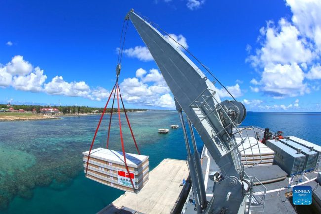 Η φωτογραφία που τραβήχτηκε στις 19 Φεβρουαρίου 2022 δείχνει την εκφόρτωση προμηθειών βοήθειας από ένα πλοίο του Ναυτικού του Κινεζικού Λαϊκού Απελευθερωτικού Στρατού στο λιμάνι του Nuku' alofa στην Τόνγκα.