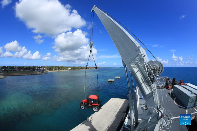 Η φωτογραφία που τραβήχτηκε στις 19 Φεβρουαρίου 2022 δείχνει την εκφόρτωση προμηθειών βοήθειας από ένα πλοίο του Ναυτικού του Κινεζικού Λαϊκού Απελευθερωτικού Στρατού στο λιμάνι του Nuku' alofa, Τόνγκα.