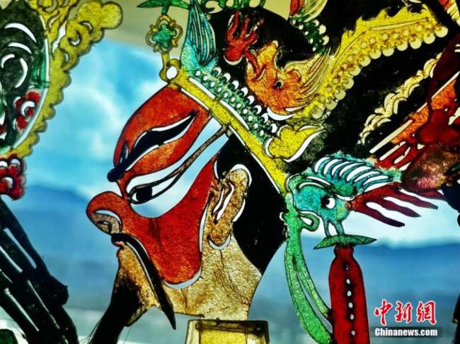 Μια δερμάτινη φιγούρα που φτιάχτηκε από ντόπιους τεχνίτες εκτίθεται στην πόλη Χαϊντόνγκ, στην επαρχία Τσινγκχάι της βορειοδυτικής Κίνας. (Φωτογραφία: China News Service)