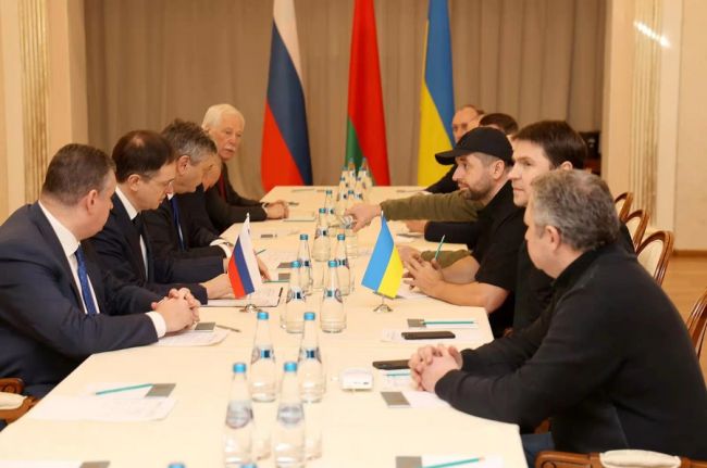 Η φωτογραφία δείχνει μια στιγμή των συνομιλιών μεταξύ της ουκρανικής και ρωσικής αντιπροσωπείας που πραγματοποιήθηκαν στην περιοχή Γκομέλ στη Λευκορωσία στις 28 Φεβρουαρίου 2022. (Belta news agency via Xinhua)