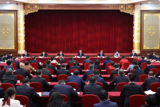 Ο Κινέζος Πρόεδρος Σι Τζινπίνγκ, επίσης γενικός γραμματέας της Κεντρικής Επιτροπής του Κομμουνιστικού Κόμματος Κίνας (ΚΚΚ) και πρόεδρος της Κεντρικής Στρατιωτικής Επιτροπής, επισκέπτεται εθνικούς πολιτικούς συμβούλους από τους τομείς της γεωργίας και της κοινωνικής πρόνοιας και της κοινωνικής ασφάλισης, οι οποίοι συμμετέχουν στην 5η σύνοδο της 13ης Εθνικής Επιτροπής της Κινεζικής Λαϊκής Πολιτικής Συμβουλευτικής Διάσκεψης (CPPCC), στο Πεκίνο, πρωτεύουσα της Κίνας, 6 Μαρτίου 2022. (φωτογραφία/Xinhua)
