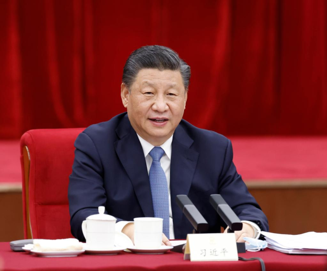 Ο Κινέζος Πρόεδρος Σι Τζινπίνγκ, επίσης γενικός γραμματέας της Κεντρικής Επιτροπής του Κομμουνιστικού Κόμματος Κίνας (ΚΚΚ) και πρόεδρος της Κεντρικής Στρατιωτικής Επιτροπής, επισκέπτεται εθνικούς πολιτικούς συμβούλους από τους τομείς της γεωργίας και της κοινωνικής πρόνοιας και της κοινωνικής ασφάλισης, οι οποίοι συμμετέχουν στην 5η σύνοδο της 13ης Εθνικής Επιτροπής της Κινεζικής Λαϊκής Πολιτικής Συμβουλευτικής Διάσκεψης (CPPCC), στο Πεκίνο, πρωτεύουσα της Κίνας, 6 Μαρτίου 2022. (φωτογραφία/Xinhua)