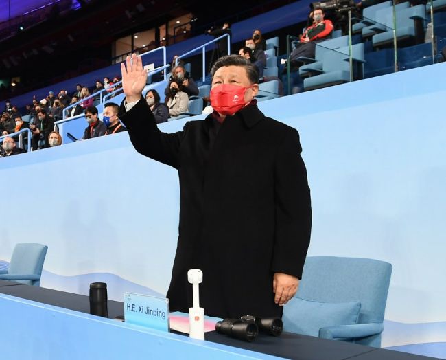 Ο Κινέζος πρόεδρος Σι Τζινπίνγκ ενώ χαιρετά το κοινό κατά τη διάρκεια της τελετής λήξης των Χειμερινών Παραολυμπιακών Αγώνων του Πεκίνου 2022 στο Εθνικό Στάδιο στο Πεκίνο, πρωτεύουσα της Κίνας, 13 Μαρτίου 2022. (φωτογραφία/Xinhua)