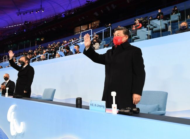 Ο Κινέζος Πρόεδρος Σι Τζινπίνγκ και ο Πρόεδρος της Διεθνούς Παραολυμπιακής Επιτροπής Άντριου Πάρσονς ενώ χαιρετάνε το κοινό κατά τη διάρκεια της τελετής λήξης των Χειμερινών Παραολυμπιακών Αγώνων του Πεκίνου 2022 στο Εθνικό Στάδιο στο Πεκίνο, πρωτεύουσα της Κίνας, στις 13 Μαρτίου 2022. (φωτογραφία/Xinhua)