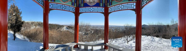Ένα περίπτερο στο Εθνικό Δασικό Πάρκο Σισάν στο Πεκίνο, πρωτεύουσα της Κίνας, 14 Φεβρουαρίου 2022. (Xinhua/Yin Dongxun)