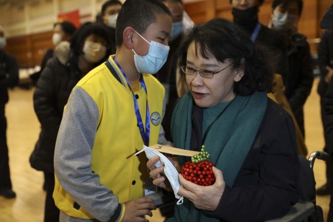 Η Τζανγκ Χαϊντί (δεξιά), πρόεδρος της Ομοσπονδίας Ατόμων με Αναπηρία της Κίνας [Φωτογραφία/Xinhua]