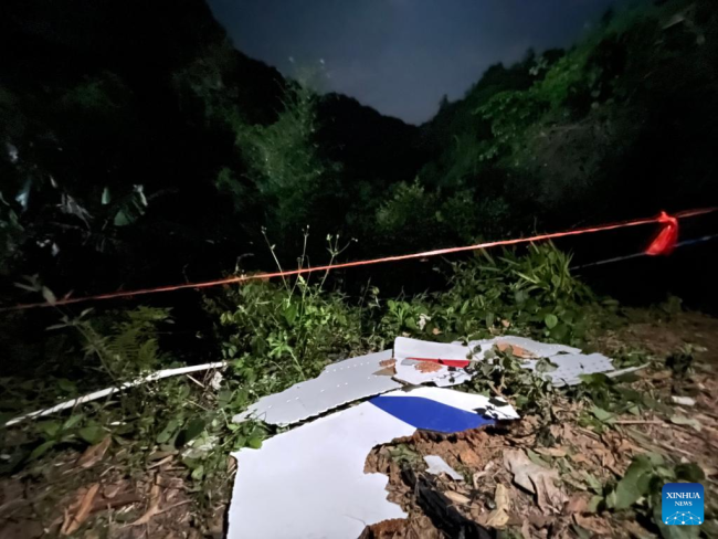 Κομμάτια του κατεστραμμένου επιβατικού αεροπλάνου που βρέθηκαν στο σημείο συντριβής στην κομητεία Τενγκσιάν, στην αυτόνομη περιοχή Γουανγκσί Τζουανγκ της νότιας Κίνας, 22 Μαρτίου 2022. (φωτογραφία/ Xinhua)