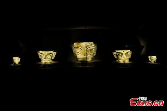 Χάλκινες μάσκες εκτίθενται στο Μουσείο Σανσινγκντούι στην επαρχία Σιτσουάν της νοτιοδυτικής Κίνας, στις 29 Μαρτίου 2022. (Φωτογραφία: China News Service)