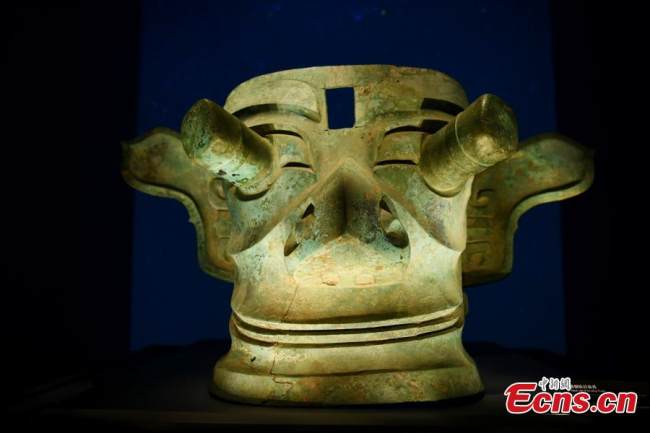 Η φωτογραφία δείχνει μια χάλκινη μάσκα στο Μουσείο Σανσινγκντούι στην επαρχία Σιτσουάν της νοτιοδυτικής Κίνας, στις 29 Μαρτίου 2022. (Φωτογραφία: China News Service)