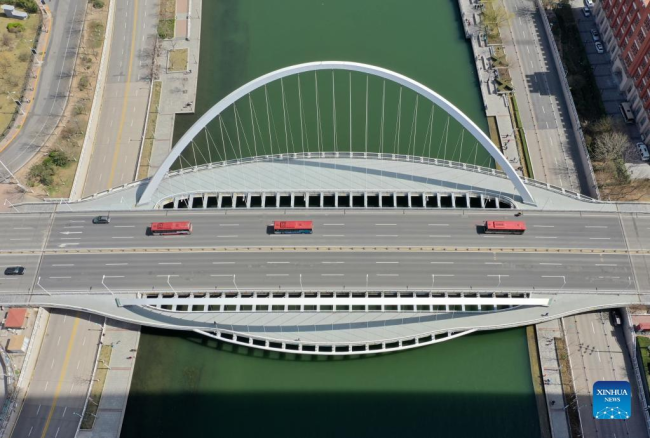 Αεροφωτογραφία που τραβήχτηκε στις 26 Μαρτίου 2022 δείχνει τη γέφυρα Νταγκού πάνω από τον ποταμό Χαϊχέ στο Τιεντζίν της βόρειας Κίνας. [Φωτογραφία/Xinhua]