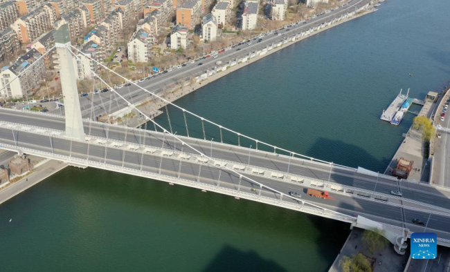 Αεροφωτογραφία που τραβήχτηκε στις 26 Μαρτίου 2022 δείχνει τη γέφυρα Φουμίν πάνω από τον ποταμό Χαϊχέ στο Τιεντζίν της βόρειας Κίνας. [Φωτογραφία/Xinhua]