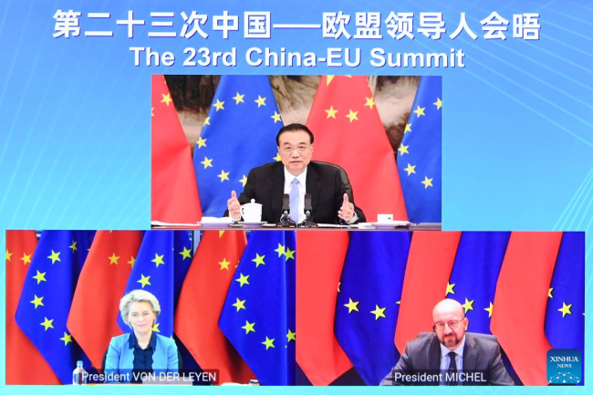 Ο Κινέζος πρωθυπουργός Λι Κετσιάνγκ πραγματοποιεί την 23η συνάντηση ηγετών Κίνας-ΕΕ με τον Πρόεδρο του Ευρωπαϊκού Συμβουλίου Σαρλ Μισέλ και την Πρόεδρο της Ευρωπαϊκής Επιτροπής Ούρσουλα φον ντερ Λάιεν μέσω τηλεδιάσκεψης στη Μεγάλη Αίθουσα του Λαού στο Πεκίνο, πρωτεύουσα της Κίνας, 1 Απριλίου, 2022. (φωτογραφία/Xinhua)