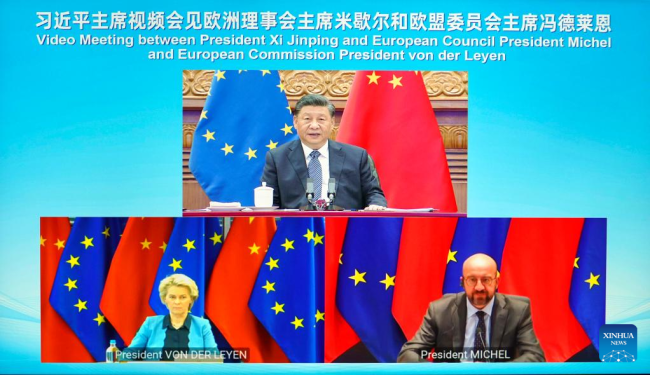 Ο Κινέζος Πρόεδρος Σι Τζινπίνγκ στο Πεκίνο, πρωτεύουσα της Κίνας, συναντά τον Πρόεδρο του Ευρωπαϊκού Συμβουλίου Σαρλ Μισέλ και την Πρόεδρο της Ευρωπαϊκής Επιτροπής Ούρσουλα φον ντερ Λάιεν μέσω τηλεδιάσκεψης, την 1η Απριλίου 2022. (φωτογραφία/Xinhua)