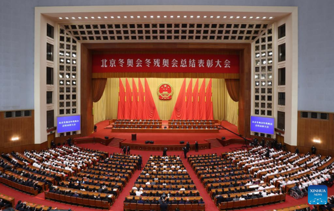 Μια εκδήλωση για να τιμήσει όσους έχουν κάνει εξαιρετική συνεισφορά στους Χειμερινούς Ολυμπιακούς Αγώνες του Πεκίνου 2022 και στους Χειμερινούς Παραολυμπιακούς Αγώνες του Πεκίνου 2022 πραγματοποιείται στη Μεγάλη Αίθουσα του Λαού στο Πεκίνο, πρωτεύουσα της Κίνας, στις 8 Απριλίου 2022. (Xinhua/Ding Lin )