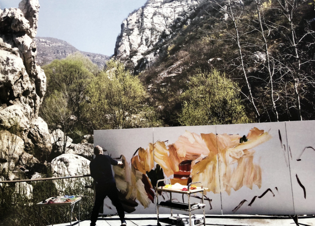 Ο Γιν Τζαογιάνγκ ζωγραφίζει το Όρος Σονγκσάν στην γενέτειρά του την επαρχία Χενάν [Η φωτογραφία παρέχεται στην China Daily]