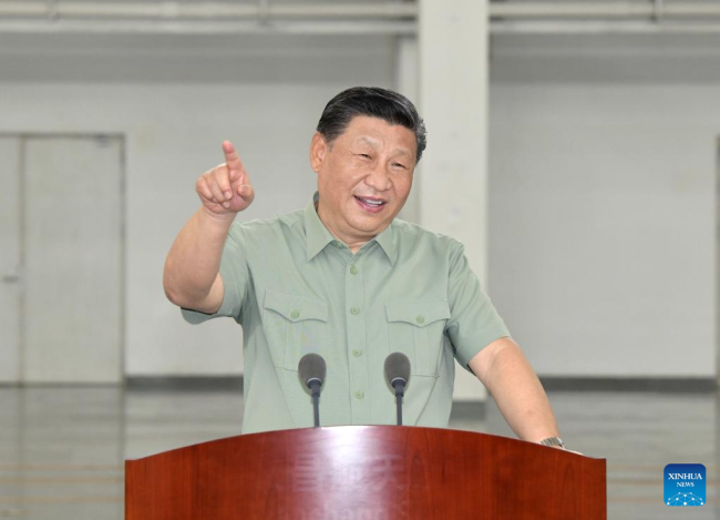 Ο Κινέζος Πρόεδρος Σι Τζινπίνγκ, επίσης γενικός γραμματέας της Κεντρικής Επιτροπής του Κομμουνιστικού Κόμματος της Κίνας και πρόεδρος της Κεντρικής Στρατιωτικής Επιτροπής της χώρας, ενώ εκφωνεί ομιλία στο Κέντρο Εκτόξευσης Διαστημικού Σκάφους Γουεντσάνγκ στην επαρχία Χαϊνάν της νότιας Κίνας, 12 Απριλίου 2022. (φωτογραφία/Xinhua)