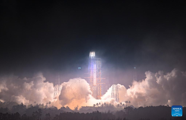 Ο πύραυλος Long March-7 Y5, που μεταφέρει το Tianzhou-4, εκτοξεύεται από το κοσμοδρόμιο Γουεντσάνγκ στην επαρχία Χαϊνάν της νότιας Κίνας, 10 Μαΐου 2022. (φωτογραφία/Xinhua)
