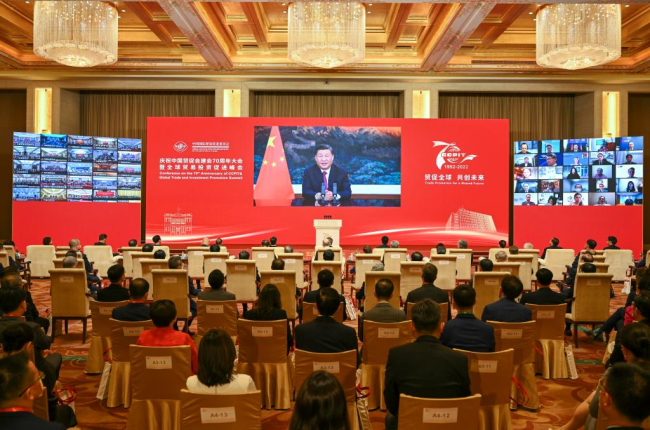 Ο Κινέζος Πρόεδρος Σι Τζινπίνγκ ενώ απευθύνεται στη διάσκεψη της 70ης επετείου του Συμβουλίου της Κίνας για την Προώθηση του Διεθνούς Εμπορίου και στην Παγκόσμια Σύνοδο Κορυφής για την Προώθηση Εμπορίου και Επενδύσεων μέσω σύνδεσης βίντεο, 18 Μαΐου 2022. (φωτογραφία/Xinhua)