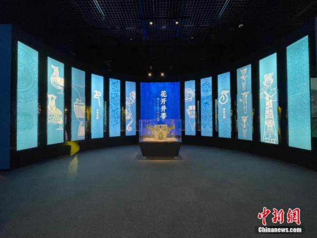  "Μπουμπούκια που Ανθίζουν - Ειδική Έκθεση του Πολιτισμού του Χαλκού Μπασού", μια ειδική έκθεση για τον πολιτισμό Μπασού ξεκίνησε στο Μουσείο Γιμπίν, στην επαρχία Σιτσουάν της Νοτιοδυτικής Κίνας, 18 Μαΐου 2022. (Φωτογραφία: China News Service)