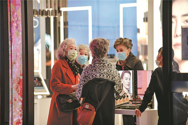 Οι «κομψές γιαγιάδες» ψωνίζουν σε κατάστημα καλλυντικών. [Φωτογραφία /China Daily]