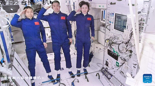 Φωτογραφία από τις 5 Ιουνίου 2022 δείχνει τρεις Κινέζους αστροναύτες, τον Τσεν Ντονγκ (κέντρο), την Λιού Γιάνγκ (δεξιά) και τον Τσάϊ Σιουτζέ να χαιρετούν, αφότου εισήλθαν στον κεντρικό θάλαμο Tianhe του διαστημικού σταθμού της Κίνας. (φωτογραφία / Xinhua)