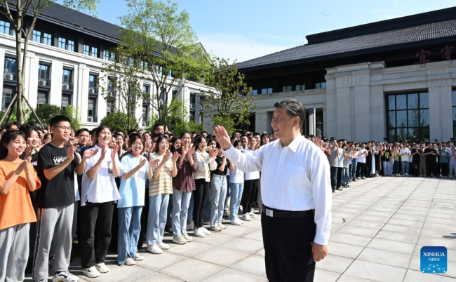 Ο Κινέζος Πρόεδρος Σι Τζινπίνγκ ενώ επισκέπτεται το Πανεπιστήμιο Γιμπίν στην πόλη Γιμπίν, στην επαρχία Σιτσουάν της νοτιοδυτικής Κίνας, στις 8 Ιουνίου 2022. (φωτογραφία/Xinhua)