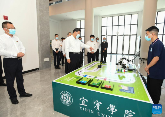 Ο Κινέζος Πρόεδρος Σι Τζινπίνγκ ενώ επισκέπτεται το Πανεπιστήμιο Γιμπίν στην πόλη Γιμπίν, στην επαρχία Σιτσουάν της νοτιοδυτικής Κίνας, στις 8 Ιουνίου 2022. (φωτογραφία/Xinhua)