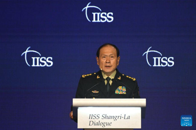 Ο Κινέζος Κρατικός Σύμβουλος και Υπουργός Άμυνας Γουέι Φενγκχέ εκφωνεί μια ομιλία σχετικά με το όραμα της Κίνας για την περιφερειακή τάξη στον 19ο Διάλογο Σανγκριλά στη Σιγκαπούρη στις 12 Ιουνίου 2022. (Φωτογραφία/Xinhua)