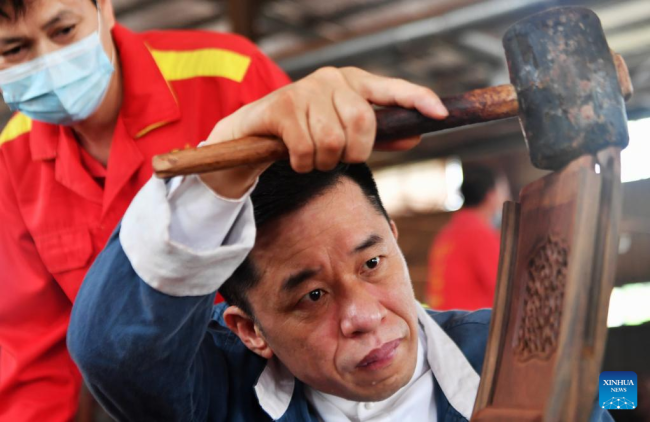 Ο Τσεν Γιουσού συναρμολογεί έπιπλα στο Πουτιέν, στην επαρχία Φουτζιέν της νοτιοανατολικής Κίνας, 10 Ιουνίου 2022.