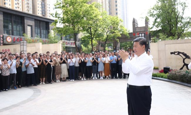 Ο Κινέζος Πρόεδρος Σι Τζινπίνγκ επικοινωνεί με τους κατοίκους μιας συνοικίας στην πόλη Γουχάν, πρωτεύουσα της επαρχίας Χουμπέι της κεντρικής Κίνας, 28 Ιουνίου 2022. (φωτογραφία/Xinhua)