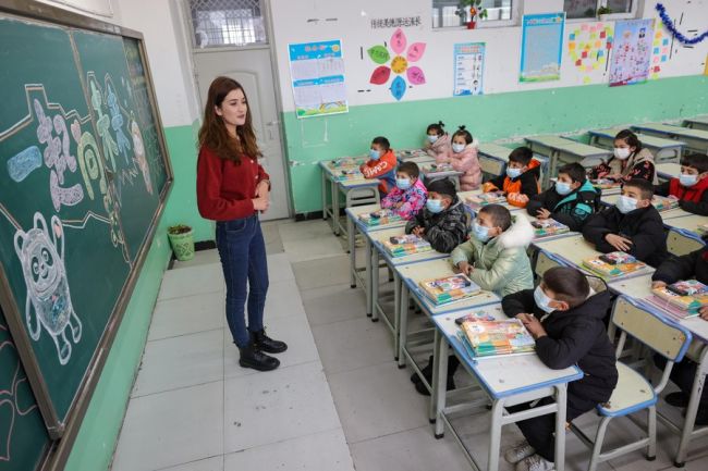 Μαθητές κάνουν μάθημα σε ένα δημοτικό σχολείο που λειτουργεί ως οικοτροφείο στην έδρα της αυτόνομης κομητείας Tαξκοργκάν Τατζικιστάν, στην αυτόνομη περιοχή Σιντζιάνγκ Ουιγκούρ της βορειοδυτικής Κίνας, στις 26 Φεβρουαρίου 2022. [Φωτογραφία/Xinhua]