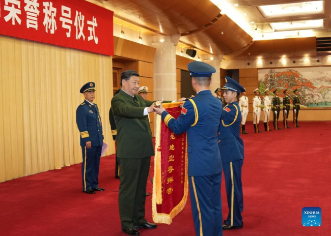 Ο Κινέζος Πρόεδρος Σι Τζινπίνγκ, επίσης γενικός γραμματέας της Κεντρικής Επιτροπής του Κομμουνιστικού Κόμματος της Κίνας και πρόεδρος της Κεντρικής Στρατιωτικής Επιτροπής, απονέμει τιμητική σημαία σε ένα τάγμα της Πολεμικής Αεροπορίας του Κινεζικού Λαϊκού Απελευθερωτικού Στρατού στο Πεκίνο, πρωτεύουσα της Κίνας, 27 Ιουλίου 2022. (φωτογραφία/Xinhua)
