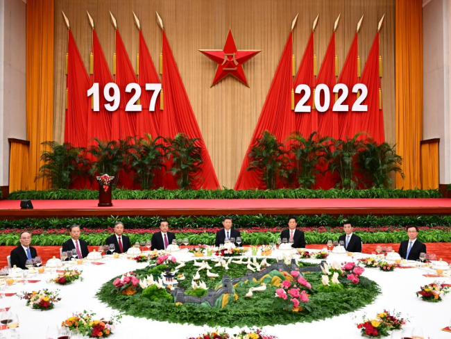 Ο Κινέζος Πρόεδρος Σι Τζινπίνγκ, επίσης γενικός γραμματέας της Κεντρικής Επιτροπής του Κομμουνιστικού Κόμματος Κίνας και πρόεδρος της Κεντρικής Στρατιωτικής Επιτροπής, και άλλοι ανώτεροι ηγέτες του Κόμματος και του κράτους, συμπεριλαμβανομένων των Λι Κετσιάνγκ, Λι Τζανσού, Γουάνγκ Γιανγκ, Γουάνγκ Χουνίνγκ, Τζάο Λετζί, Χαν Τζενγκ και Γουάνγκ Τσισάν, παρευρίσκονται σε δεξίωση που διοργάνωσε το Υπουργείο Εθνικής Άμυνας για τον εορτασμό της 95ης επετείου ίδρυσης του Λαϊκού Απελευθερωτικού Στρατού (PLA) στη Μεγάλη Αίθουσα του Λαού στο Πεκίνο, πρωτεύουσα της Κίνας, 31 Ιουλίου 2022. (φωτογραφία/Xinhua)