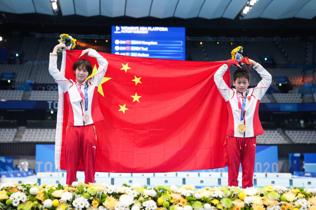 Quan Hongchan és Chen Yuxi arany és ezüstérmet nyert a 10 méteres női toronyugrás számában