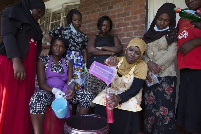 Primo novembre 2020, Harare, Zimbabwe: la 48enne Fatima Kasisi insegna ad altre donne a preparare in casa il detersivo per il bucato.