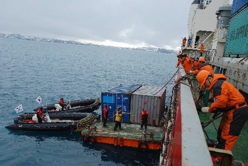 4 febbraio 2008: i membri della 24esima spedizione scientifica antartica cinese assistono il team sudcoreano a svuotare il carico dalla nave per la spedizione polare cinese “Xuelong”.